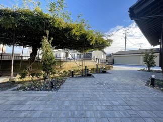 藤棚に負けないエッジのきいたデザイン。