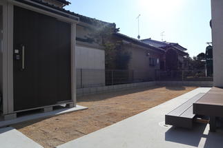 お庭にはデッキと物置で使い勝手良く。