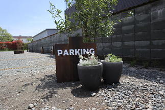 駐車場のサインも可愛らしく。