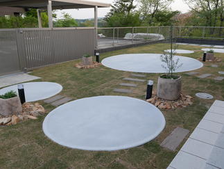 大小様々な丸いコンクリート。