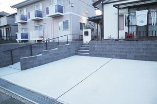 階段脇にスロープをつけたので車椅子でも安心です。