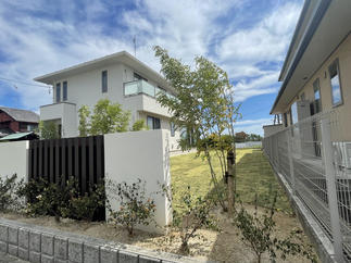 目隠しの裏には芝生のお庭が広がります。