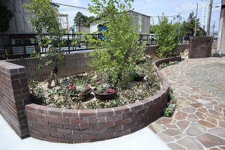 大きなカーブで動きのある花壇。