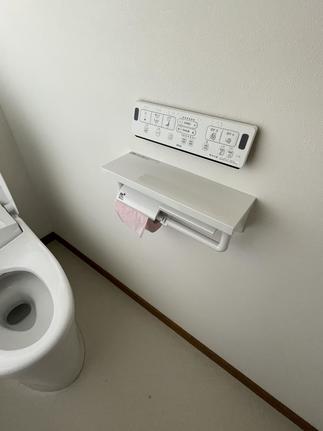 二連の紙巻き器とウォシュレットのリモコンで機能性も向上しました。