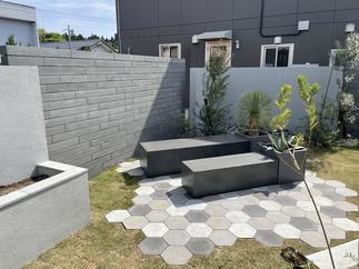 シンプルなガーデンファニチャーがポイントに