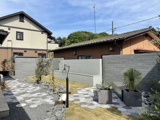 塗壁にはゆとりある花壇スペースも