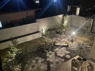 ライトアップされたお庭