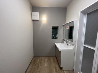 アクセントクロスと丸いブラケットライトで可愛らしく