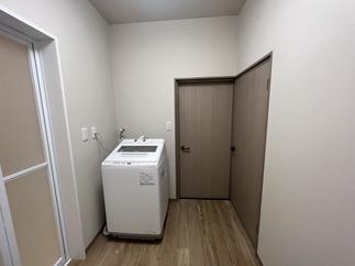 建具や床材も新しくしています。