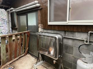 窓のサッシや給湯設備も新しくしてより暖かい浴室に。
