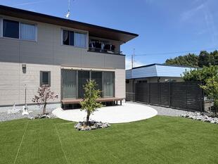 人工芝と樹木の組み合わせでお手入れ最小限に