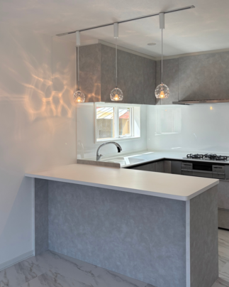 ガラスシェードが美しいキッチン。