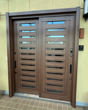 玄関ドアを１DAYリフォーム！