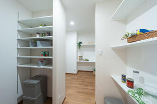 【単純に広い納戸⇒用途に合わせて間仕切り、適材適所にしまえる収納へ】