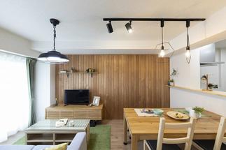 【リビングダイニングの温かみある板張り】