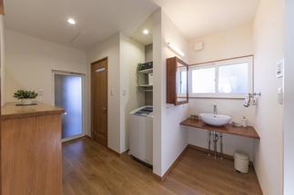 【水まわりエリアを暖かな空間に】