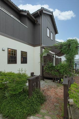 【これまでのお庭づくりはそのままに。ウッドデッキやパーゴラ、育ててきた植裁の成長にも影響ありません】