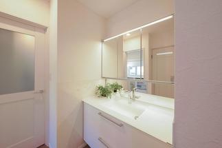 玄関近くの独立洗面化粧台