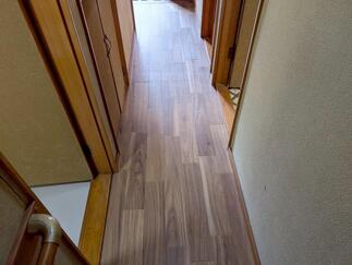 傷んだ廊下を安全・きれいにリフォーム