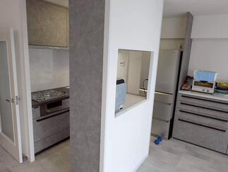 キッチン背面を開口し、開放感のある空間へ