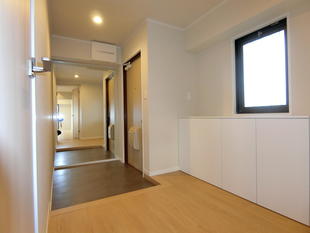 玄関リフォーム　　　～シンプルにむだの無い空間へ～