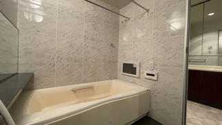 大型浴室テレビでリラックス