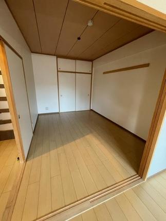 和室を洋室に模様替えしリビングと一体で使えるスペースに