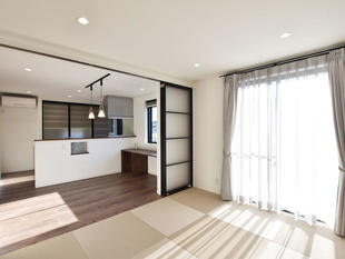 趣味や自分時間を大切にする、収納たっぷりの夏は涼しく冬は暖かい住まい