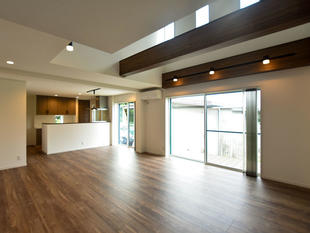 倉庫から住居にリフォーム！開放的な吹抜けにキャットウォークがある、猫と暮らす家