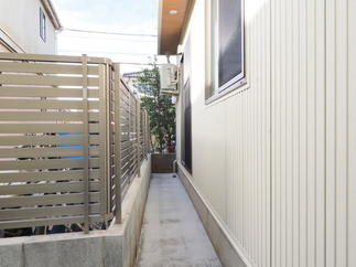 既存の高いブロック塀を壊して、目隠しフェンスを設置