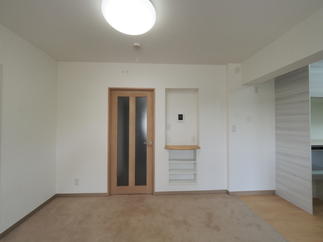 ニッチ下の空間を生かし、収納を作りました。