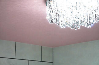 シャンデリアとピンクのクロス、既設のタイル、壁紙の調和