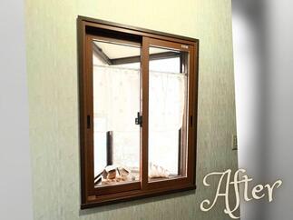 玄関脇の窓にもインプラス