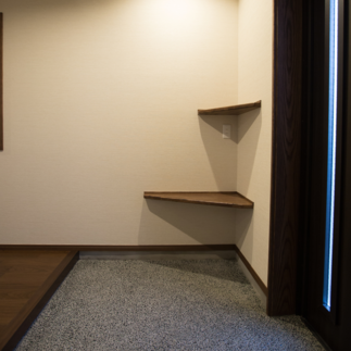 コーナーに棚を設けるだけで雰囲気が変わります