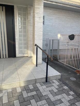 玄関手摺り取り付け