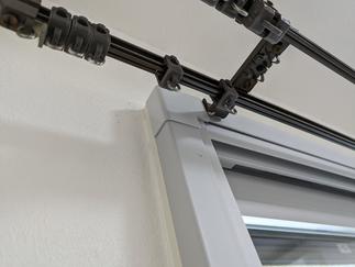 カーテンレールのアップ写真