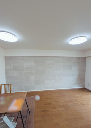 中古マンションを上質な空間へ。リビングに「ストーングレース」