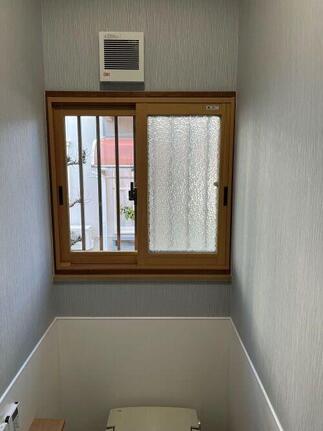 トイレ窓に内窓取付け窓の断熱改修に。