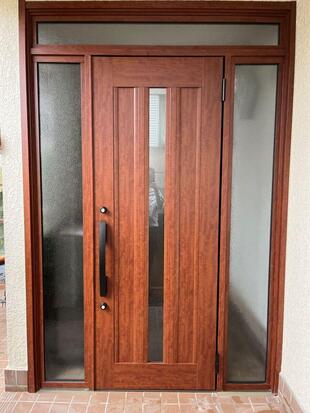 玄関ドアが美しく生まれ変わりました