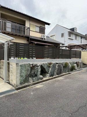 古い塀を光差すフェンスへ。庭を家庭菜園へ変えて楽しい野菜作り