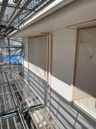 工事中写真。屋根工事と一緒に外壁の塗り替えをしました。