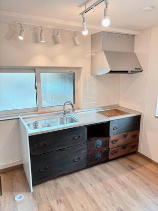 【厚真町 | 中古住宅キッチンリフォーム】古い箪笥を再利用。世界にひとつだけのオリジナルキッチン