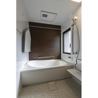 清潔感と温もりが調和する、上質なバス空間