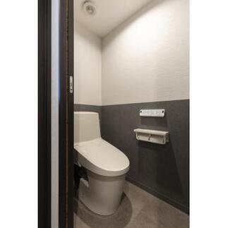 上質感を演出する、洗練されたトイレ空間