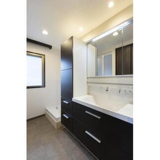 収納美とコントラストが際立つ、上質な洗面空間