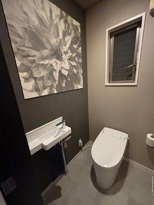 モノトーンのトイレ