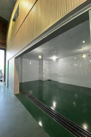 倉庫内の既存事務所を、骨組みを活かして再生