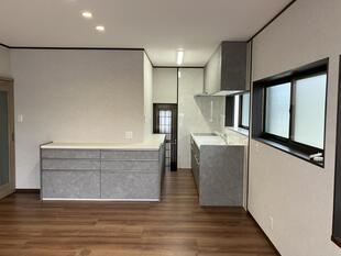 開放感と収納力を高めたキッチンとこだわりの造作建具
