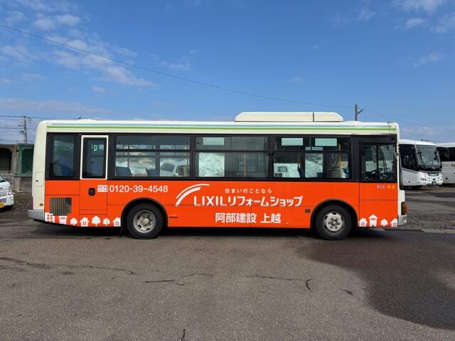 「LIXILリフォームショップ 阿部建設 上越」バス広告.jpeg