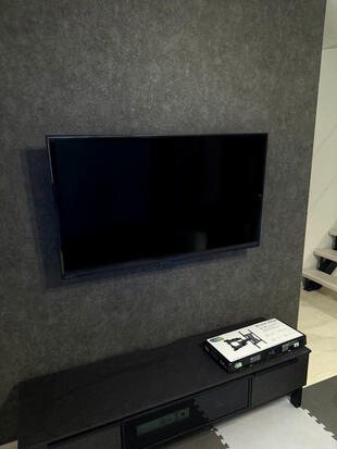 壁掛けTV工事/お気に入りのクロスはそのまま角度調整も可能！